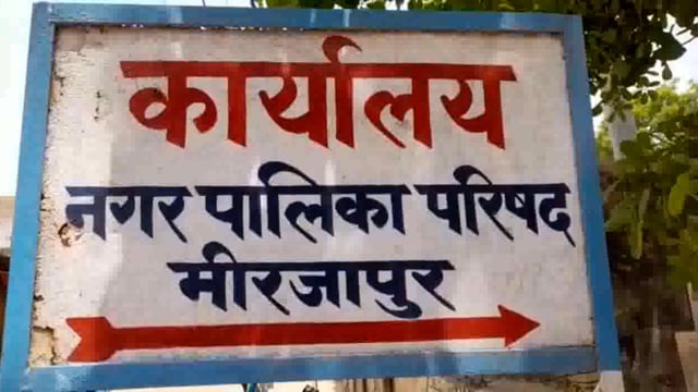 अमृत जल योजना के तहत बिछाई जा रही पाइप कम चौड़ी होने पर स्थानीय लोग जता रहे हैं आपत्ति