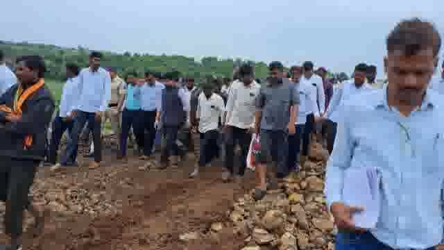 माजी गृहराज्यमंत्री संजय बनसोडे यांनी केली चोंडी येथील पाझर तलावांची पाहणी