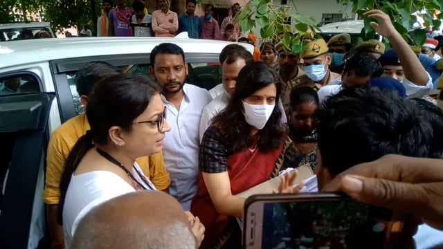 एक दिवसीय दौरे पर संसदीय क्षेत्र पहुची अमेठी सांसद केन्द्रीय मंत्री स्मृति ईरानी के सामने समस्याओ की लगी झड़ी ।