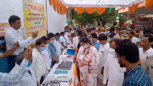 अमेठी सांसद केन्द्रीय मंत्री स्मृति ईरानी रविवार को सीएचसी नसीराबाद में बूस्टर डोज मेगा कैम्प का किया उद्घाटन।