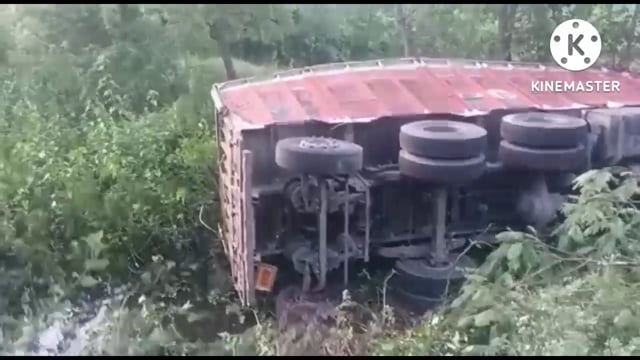 हवेली खड़गपुर बरियारपुर मुख्य मार्ग प्रसंडो गांव के समीप एक अनियंत्रित ट्रक गड्ढे में पलट गया