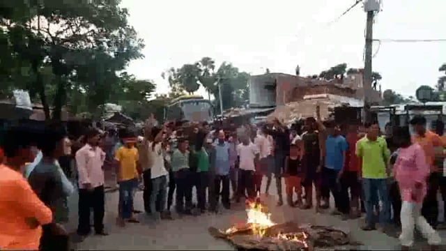 कुल्हड़िया गांव के समीप हाईवा की टक्कर से एक युवक की हुई मृत्यु आक्रोशित ग्रामीणों ने किया मुख्य सड़क जाम