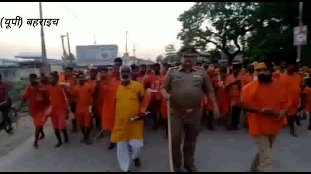 बहराइच थाना कोतवाली नानपारा कांवरिया संघ का जुलूस नगर के थाना प्रभारी निरीक्षक शमशेर बहादुर सिंह भ्रमण करते हुए पुरानी त