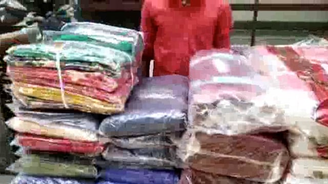 सिद्धार्थनगर जिले के पकडिहवा बार्डर के पास एसएसबी के जवानों ने प्रतिबंधित कपड़े की तस्करी करते समय 1 तस्कर को किया गिरफ्