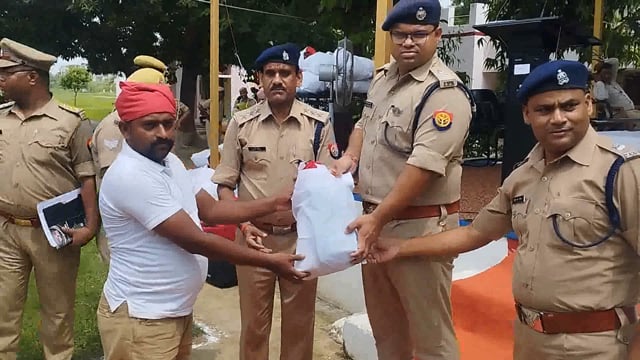 ग्राम प्रहरियों को दिया गया किट 