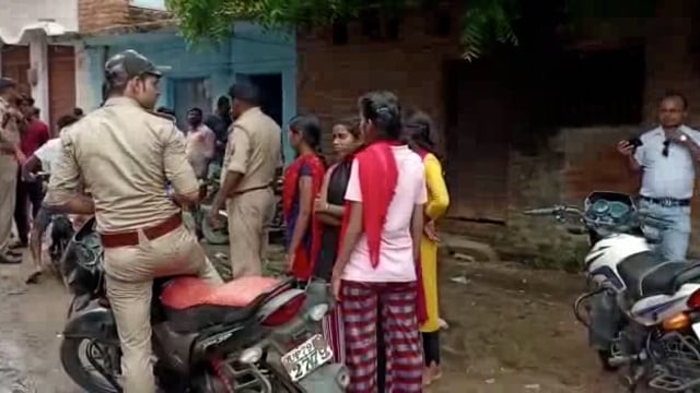 नौकरी के नाम पर ठगी के शिकार छात्रों का हंगामा