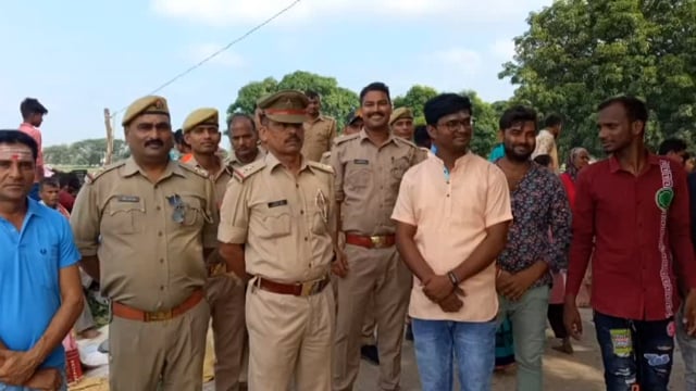 सावन के दूसरे सोमवार को लेकर इटवा तहसील क्षेत्र के सभी शिव मंदिर पर सुरक्षा के कड़े इंतजाम जगह-जगह लगाई गई पुलिस ।