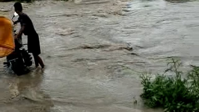 बमराना क्षेत्र बारिश की समय तहसील मुख्यालय से संपर्क टूट जाता है ग्रामीणों ने प्रशासन से पुल की मांग की मांग की