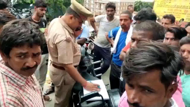 मिरदहनपुरवा गांव में घर की दीवार गिराते वक्त स्लैब के नीचे दबकर 25 वर्षीय मंडी मजदूर की हुई दर्दनाक मौत,मचा कोहराम