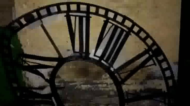 आकाशीय बिजली गिरने से अंग्रेजों के काल में बना घंटाघर की घड़ी गिरकर टूटी