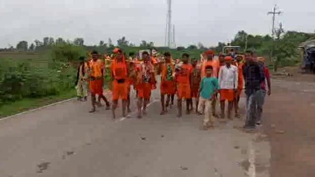 परसुवा से कोटरा के लिए निकला कांवरियों का जत्था कोटरा नदी से जल लेकर परसुवा में करेंगे नर्वदेश्वर मंदिर पर जलाभिषेक