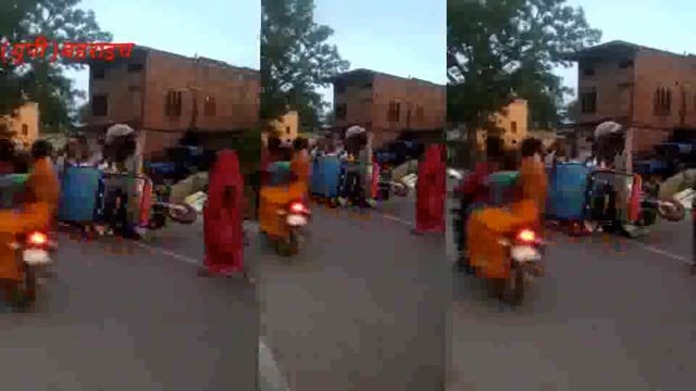 नगर नानपारा में बिना नंबर के ई ई-रिक्शा धड़ल्ले से चल रहा है लोडिंग के चलते गल्ला मंडी बाईपास के पास ई रिक्शा पलट गया 