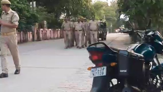 थाना नवाबगंज पुलिस ने पैदल गस्त कर सुरक्षा व्यवस्था का लिया जायजा