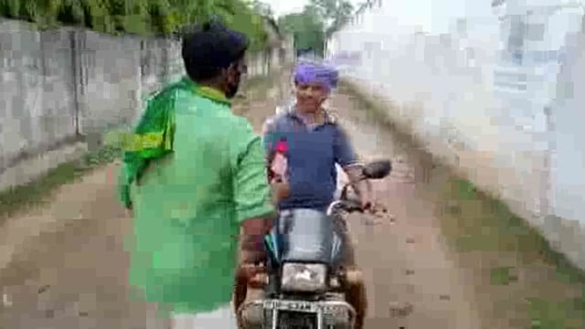 चुनार मिर्ज़ापुर: गड्ढा युक्त सड़कों पर यात्रा करने वालों को दिया गया गड्ढा वीर का सम्मान