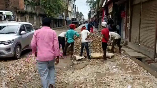 शहर में हो रहे सड़क निर्माण को लेकर स्थानीय लोगों में नाराजगी, सड़क की ऊंचाई ज्यादा करने से दुकानों में घुसेगा पानी