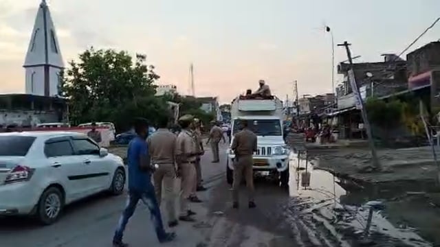 वजीरगंज थाना अध्यक्ष के नेतृत्व में पुलिस ने चलाया दोपहिया व चार पहिया वाहनचेकिंग अभियान पाँच हजार रुपये का कांटा ई चलान