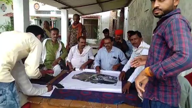 तरबगंज लेखपाल जगजीवन गांव में किया आबादी का सत्यापन