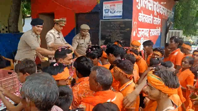 रायबरेली- पुलिस ने पेश की मानवता की मिशाल, कोतवाल संजय त्यागी ने कावड़ियों पर की पुष्पवर्षा और कराया जलपान। 