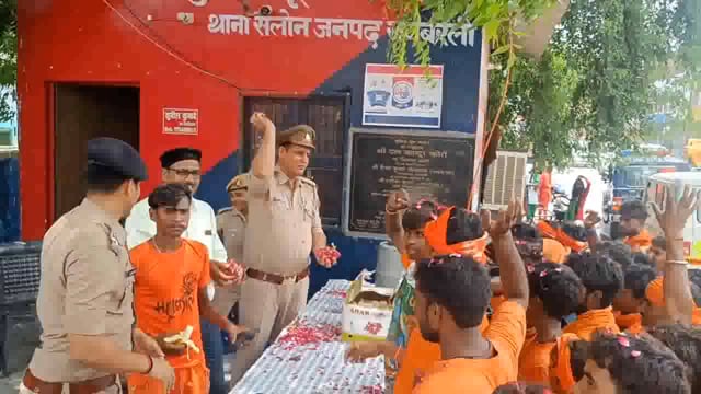 भगवान भोलेनाथ का जलाभिषेक कर लौट रहे कावड़ियों पर पुलिस ने की पुष्प वर्षा,पाव में पड़े छाले पर लगाया मरहम ।