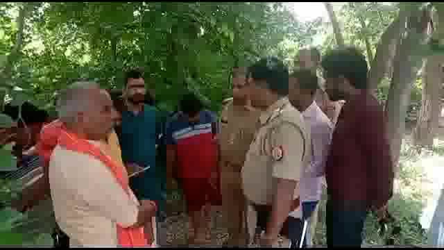 अटरिया थाना के  दो अलग-अलग स्थानों पर मिलेगो वर्षों के अवशेष एसपी मौके पर हिंदू संगठनों ने हंगामा