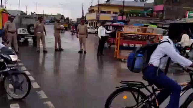 यातायात पुलिस द्वारा नौगढ़ में चेकिंग के दौरान नियमों का उल्लंघन करने वाले 32 वाहनों से 42500 का वसूल किया गया समन शुल्क