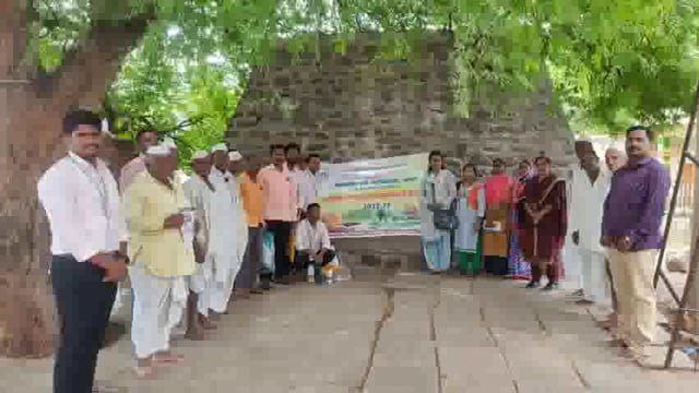 कृषीदुतांकडून बीज प्रक्रियेबद्दल शेतकऱ्यांना मार्गदर्शन


