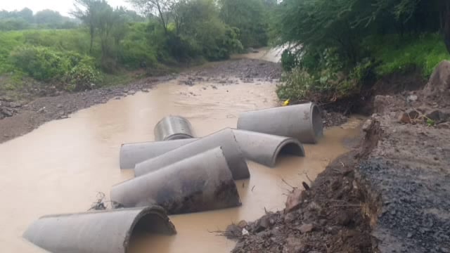 उदगीर लातूर रोड नरसींगवाडी पाटी येथील पूल पाण्याने गेला वाहून,वाहने खोळंबली