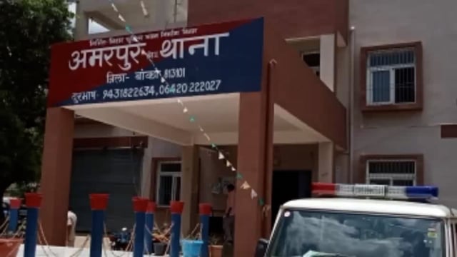 अमरपुर पुलिस ने गोरगामा गांव से अवैध शराब बिक्री मामले में फरार चल रहे अभियुक्त को किया गिरफ्तार