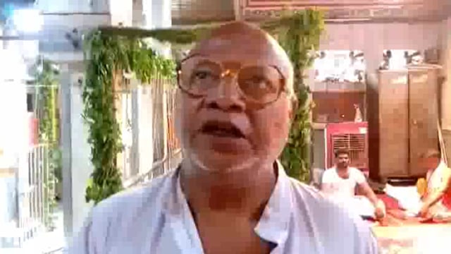 गंगा नदी के संगठा घाट के सीढ़ियों पर है फिसलन, आने जाने वालों को लग रहा है डर