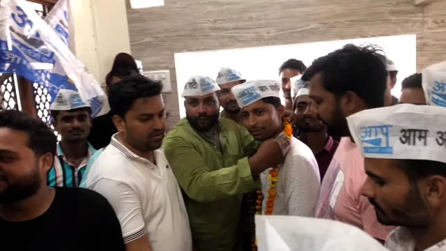 इटवा में युवा कांग्रेस के विधानसभा अध्यक्ष शमशाद अहमद अपने सैंकड़ों साथियों के साथ आम आदमी पार्टी में हुए शामिल ।