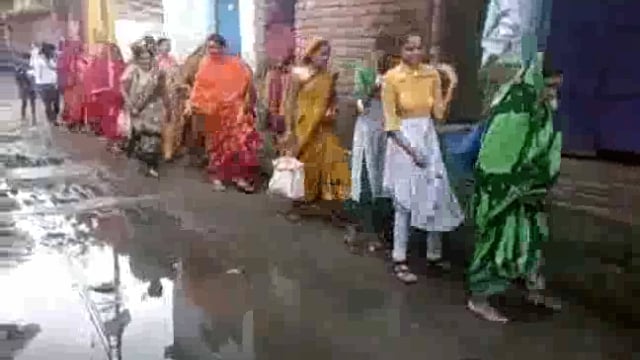 विंध्याचल स्टेशन रोड पर गंदा पानी जमा हुआ है, गंदे पानी से दर्शनार्थी और छात्र आने जाने को मजबूर है