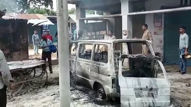 रामसनेहीघाट: गैस रिफलिंग करते समय वैन में लगी आग, धू-धू कर वन जलकर हुई खाक