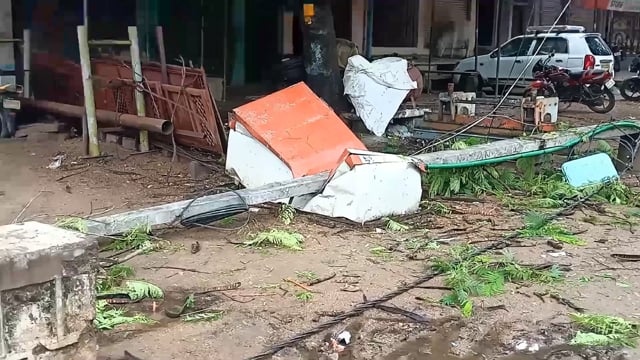 कस्बा मड़ावरा के गिरार तिराहा पर मध्य रात्रि एक उमर का बड़ा पेड़ गिर गया कोई जनहानि नहीं हुई घंटों रहा सड़क बाधित