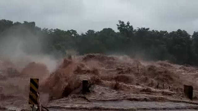 बुंदेलखंड में बारिश के चलते हैं इन दिनों बेतवा नदी उफान पर है यह नजारा ओरछा के रामराजा सरकार का है 