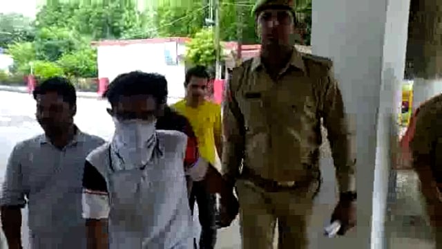 बॉयज हाई स्कूल में बम चलाने वाले आरोपी हुए गिरफ्तार, देखे सनसनीखेज खबर