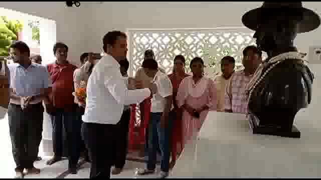 कारगिल विजय दिवस पर परमवीर चक्र विजेता शहीद कैप्टन मनोज पांडे के गांव डीएम पहुंचे डीएम दी श्रद्धांजलि