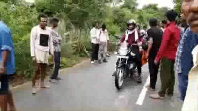 सरेनी क्षेत्र में सड़क हादसे में महिला समेत तीन लोग गंभीर रूप से घायल।