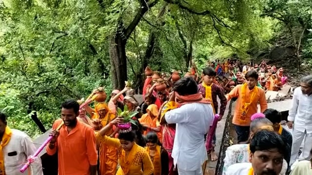 पाली ललितपुर में शिव भक्तों ने निकाली कलश यात्रा, बारिश में झूमते नजर आए भक्त