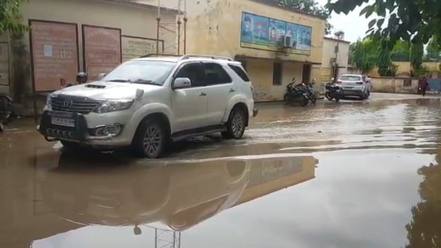 खबर प्रकाशित होने के बाद जागा ब्लॉक प्रशासन नाली सफाई के साथ जल निकासी की व्यवस्था हुई तेज