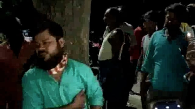 खाद विक्रेता को रास्ते में रोककर लुटेरों ने की छिनौती की कोशिश से ग्रामीणों ने लुटेरे को पेड़ से बांधकर की जमकर पिटाई