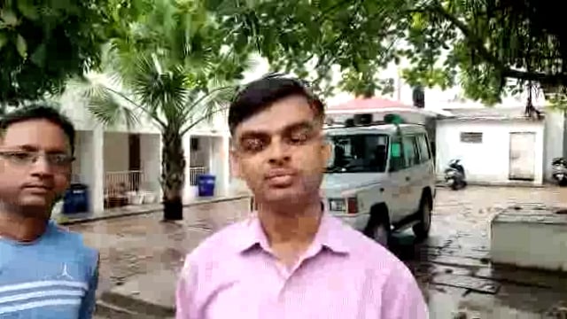 ललितपुर जनपद के मुख्य मार्ग की सड़क छोटे छोटे तालाब में तब्दील हो गई है मोहल्ला वासियों को निकलने में हो रही है परेशानी 