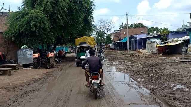 हर घर नल जल योजना के अंतर्गत की जा रही मनमानी, दलदल में तब्दील हो गयी कस्बा मड़ावरा की पक्की सड़कें