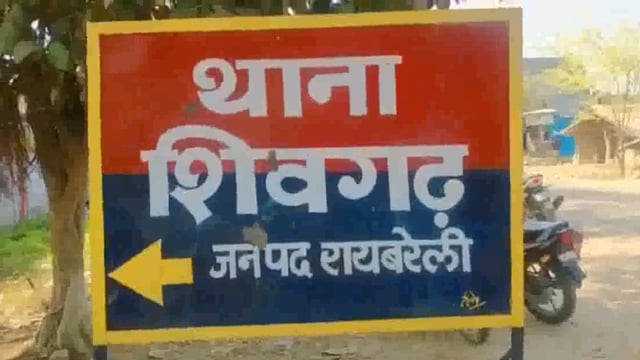 अज्ञात कारणों से शू स्टोर में लगी आग से लाखों का सामान जलकर हुआ राख।