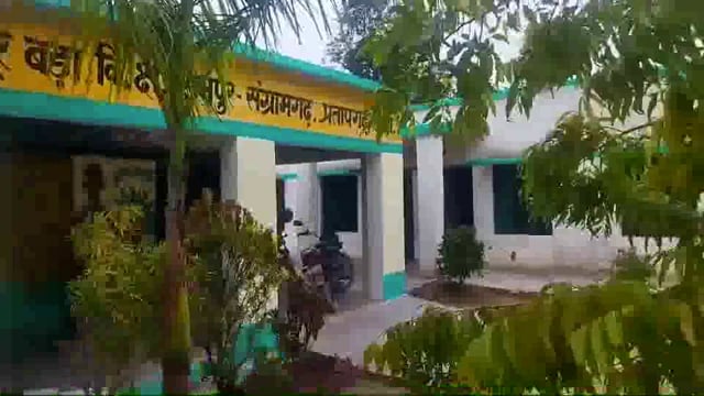 प्रा0 विद्यालय पूरे बड़ा बच्चे घर से लाते हैं थाली। भोजन जमीन पर बैठकर
दिव्यांग सौचालय कार्य अधूरा, भुगतान लिया पूर्ण
