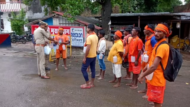 डलमऊ पुलिस ने कांवरियों को बांटे फल  डलमऊ गंगा तट से पवित्र जल भरकर शिव मंदिरों को जलाभिषेक को जाने वाले कांवरियों की 