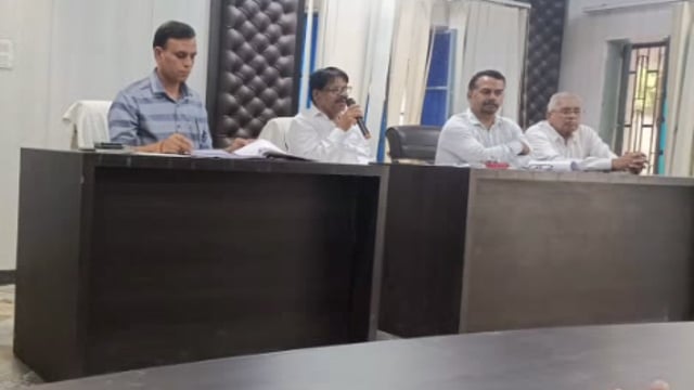 चुनार मिर्ज़ापुर: कोविड टीकाकरण प्रिकॉशन डोज़ व हर घर तिरंगा कार्यक्रम को लेकर नगर पालिका सभागार में आहूत की गई बैठक