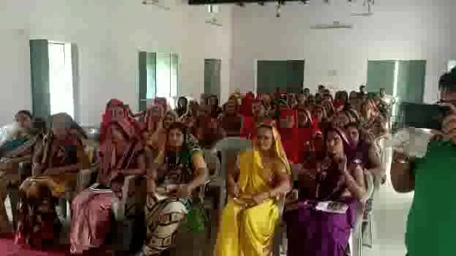 माट  विकास खंड सभागार में जल जीवन मिशन के तहत तो प्रत्येक ग्राम पंचायत से आई पांच पांच महिलाओं को दिया प्रशिक्षण