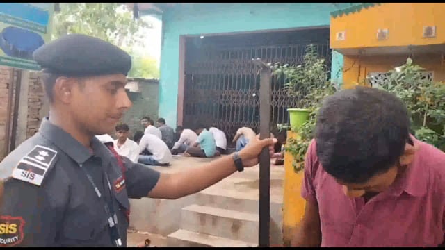 sis गार्ड बहाली धारियों को भरा जा रहा है फार्म थरथरी प्रखंड के प्रखंड कार्यालय स्थित