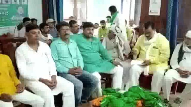 आरएलडी के प्रदेश अध्यक्ष राम आशीष राय ने कहा ईडी और सीबीआई के डर के कारण ओमप्रकाश राजभर सपा गठबंधन छोड़कर भागे होंगे