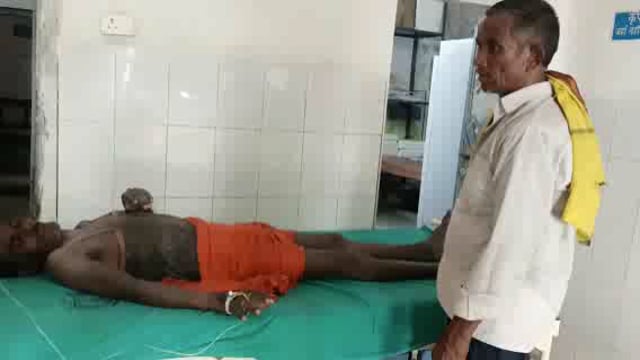 बिजली के करंट के चपेट में आने से एक व्यक्ति हुआ मूर्छित,समुदायिक स्वास्थ्य केंद्र मदनपुर में भर्ती कराया गया भर्ती